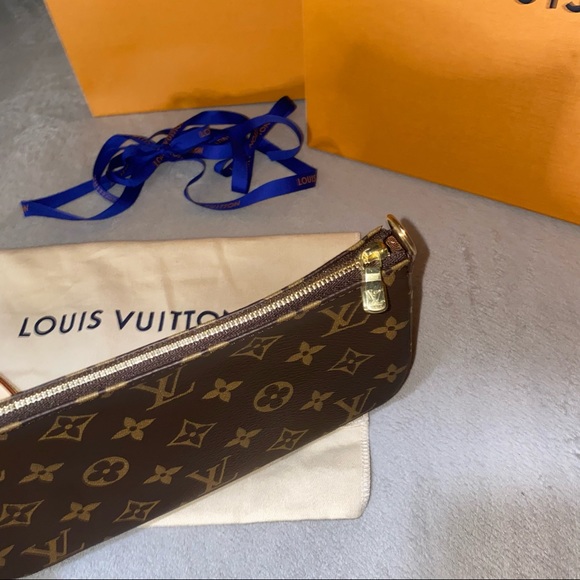 Louis Vuitton Pochette Accessories Shoulder Bag in Monogram - Picture 4 of 7